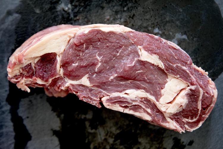 Vi skal spise kød fra dyr, der har haft det godt - og så måske ikke så meget af det, lyder budskabet i to nye bøger om kød.  