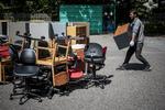 DTU Fødevareinstituttet flytter fra sine lokaler i Mørkhøj. Det er direktør Steffen Høghs opgave at sælge og donere så meget af instituttets efterladte bohave væk. 