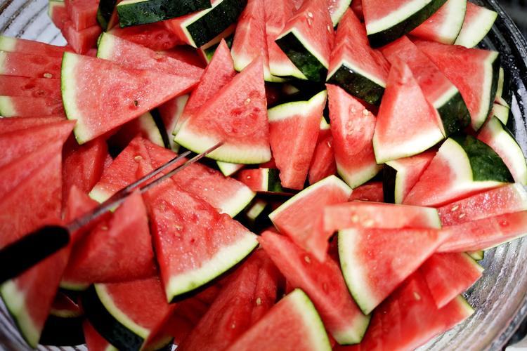 På frugt som appelsiner og bananer sidder pesticidrester stort set kun i skrællen. Det gælder formodentlig også for melon og ananas, antager Bente Klarlund Pedersen. 