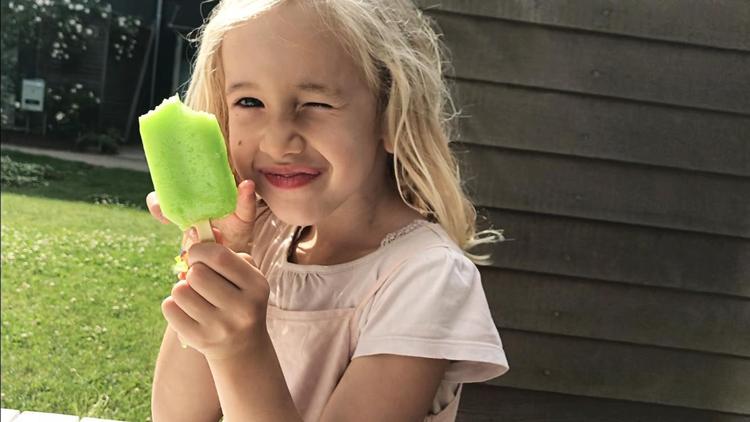 Selv om Betty på seks år ikke helt ved, hvordan hun skal beskrive Kæmpe Sambi, synes hun, at »den er god«. Men da hun skal sammenligne med en Champagnebrus, er hun ikke i tvivl: Kæmpe Sambi taber. 