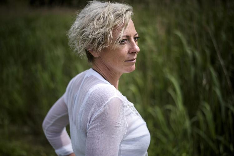 Marianne Hüche fik lidelsen afførings-inkontinens efter en bilulykke, da hun var 23 år. Først 10 år senere søgte hun hjælp. Siden har hun bl.a. gennemført en ironman. 