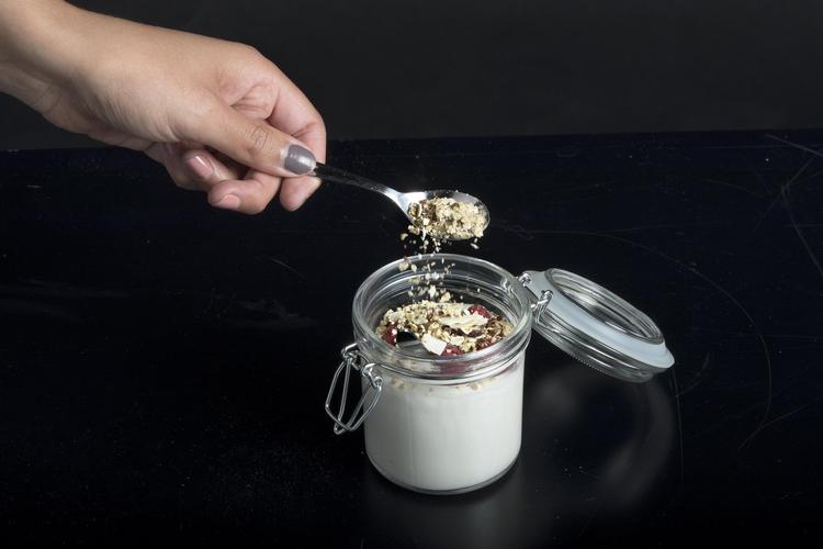 Hvis man vil have smagen af sin skyr sød, er det bedre selv at tilsætte rosiner eller frisk frugt end at købe en sødet skyr, siger adjunkt i ernæring Sara Elisabeth Eriksen. 