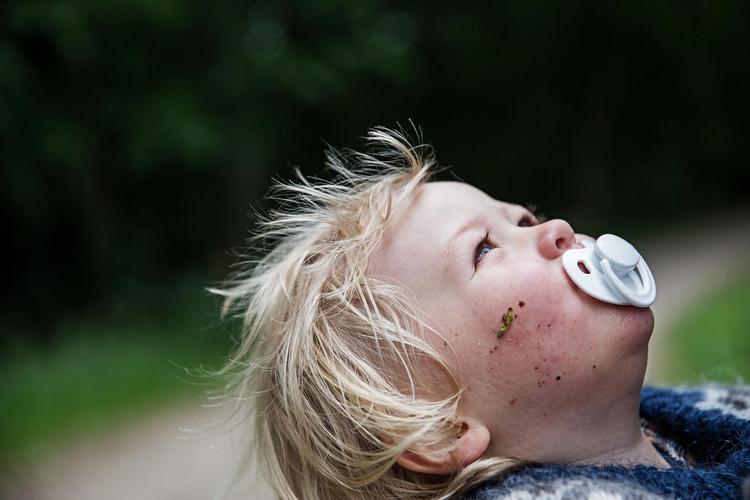 Hvis Jonathan skulle få børneorm, vil hans mor lade ham have dem længst tid muligt, fordi: »ormen stimulerer børns immunforsvar«. 