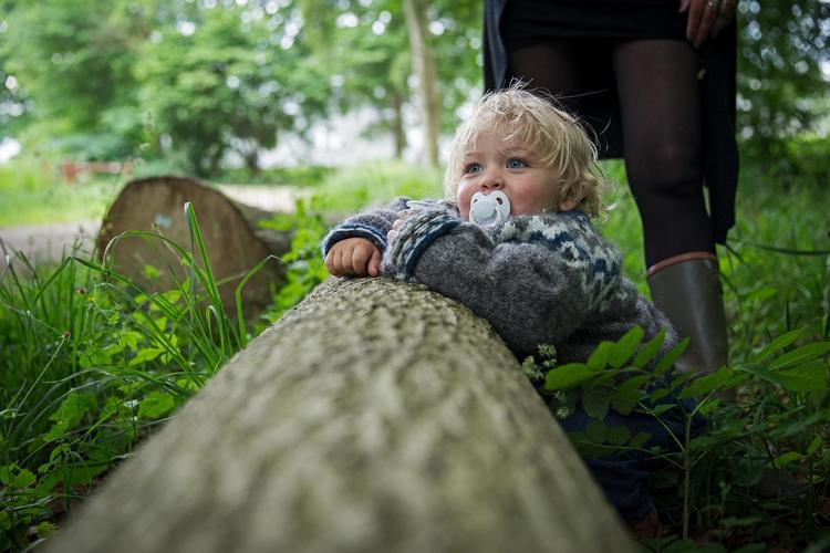 »Jeg er meget bevidst om at eksponere Jonathan (hendes toårige søn, red.) for en mangfoldig mængde af bakterier. Det er supervigtigt for hans immun-forsvar at have noget at arbejde med, især i de første år af livet«, siger forsker Julie Antvorskov, der er ekspert i auto-immune sygdomme. 