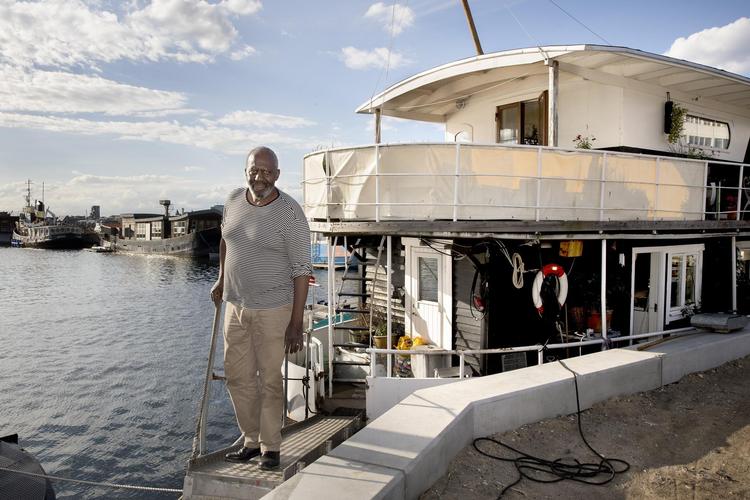 72-årige Dale Smith havde prøvet mange forskellige boformer. Skibet gør, at han kan have både byens liv og naturens vidder tæt på. 