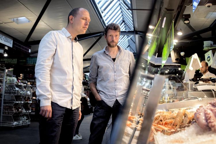 »Vi bør måske tage produktionsmetoderne tilbage i værkstedet og overveje, om det er det vi vil med vores land« mener de to forfattere til ’Spis ordentligt - en guide til den skeptiske forbruger’, Andreas Lindqvist (t.v.) og Christian Nørgaard. 