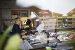 70-årige Karen Emdal er glad for at arbejde på hospitalet i Hillerød et par dage om ugen, men hun er skuffet over ikke at få del i de skattelettelser, som regeringen lægger op til. 