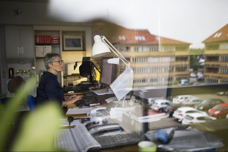 70-årige Karen Emdal er glad for at arbejde på hospitalet i Hillerød et par dage om ugen, men hun er skuffet over ikke at få del i de skattelettelser, som regeringen lægger op til. 