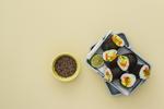 Sushi er en favorit. Her er den rå fisk skiftet ud med rejer, og rullerne er ekstra store, så de kan gå med i madpakken eller på tur. 