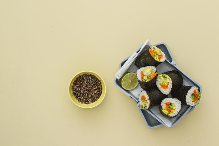 Sushi er en favorit. Her er den rå fisk skiftet ud med rejer, og rullerne er ekstra store, så de kan gå med i madpakken eller på tur. 