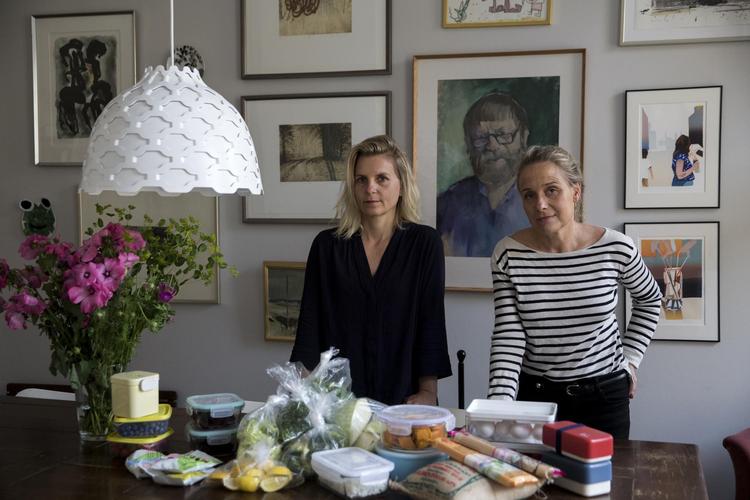 Planlægning og lidt stordrift er vejen til en lettere hverdag, mener jo Jo Brand (til venstre) og Christina Bølling, der har skrevet om det i bogen 'Food prepping', der udkommer i næste uge. 