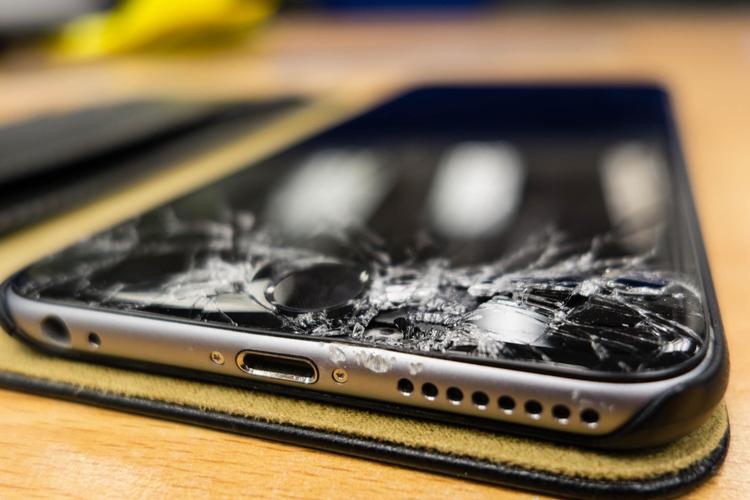 Når ens iPhone kommer ud for et uheld, kan man som regel regne med selv at skulle betale for udbedring af skaderne. 