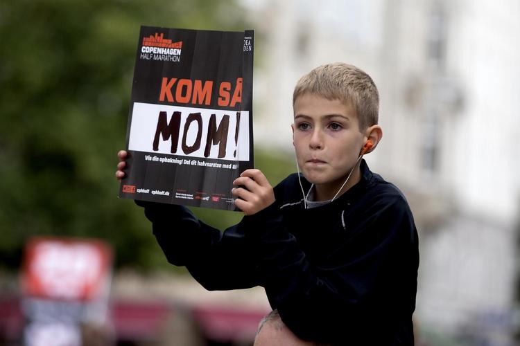 Gaderne i hovedstaden vil søndag være fyldt op af løbere, der skal tilbagelægge 21,1 kilometer. Gutten her heppede på sin mor under løbet sidste år. 