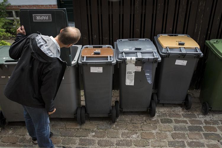 Vi sorterer affald som aldrig før, og den er de fleste helt med på. Men hvor svært må det være? Det er kommunerne ikke enige om. Arkivfoto: Cicilie S. Andersen 