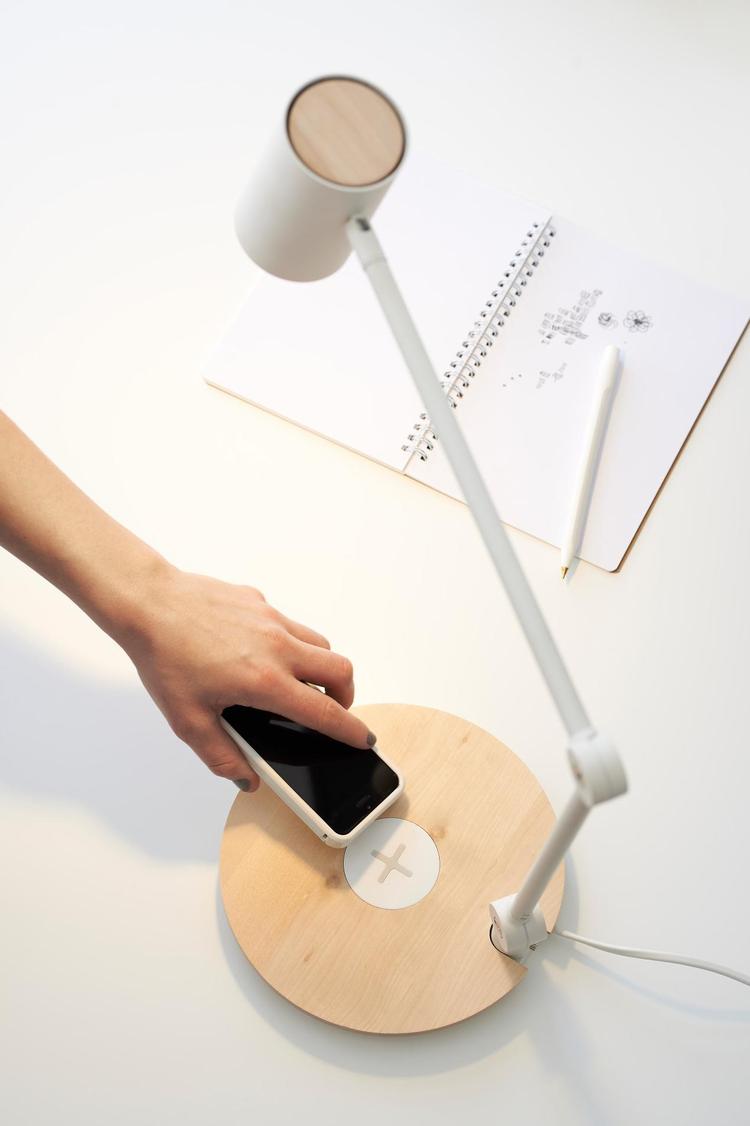 De trådløse ladeplader fra Ikea sidder i alt fra lamper til borde, men du kan også købe selvstændige ladeplader og plader, du selv kan indbygge i, hvad du har nu lyst til. 