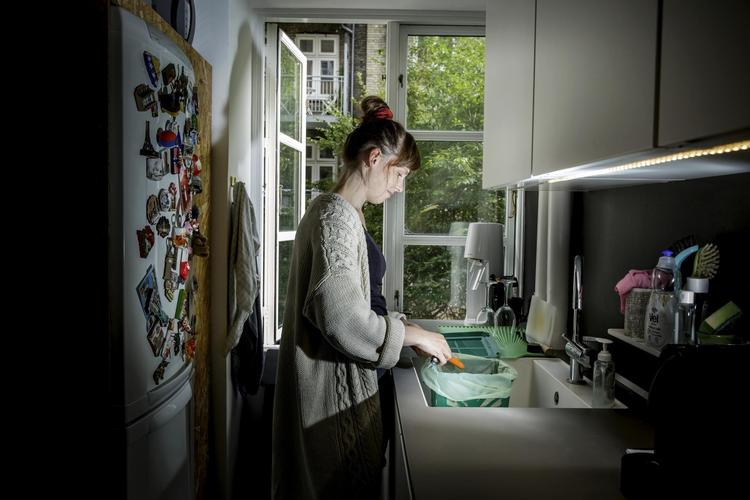 Anne Katrine Harders  sorterer sit affald, men da den grønne spand med madaffald kom fra kommunen, fik hun et indtog af bananfluer i lejligheden. Mads Nissen