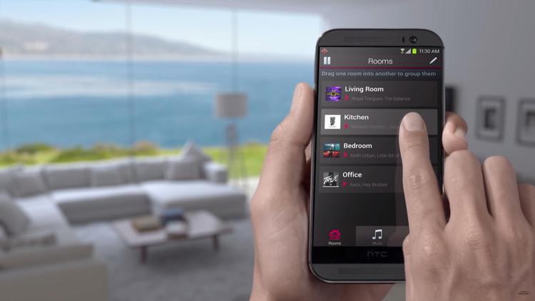 Med multirumsmusik-systemer kan du som regel sende musik til flere rum samtidig fra den samme smartphone. Ofte også separate musikstrømme til hvert rum, så den samme musik ikke spiller over det hele. 