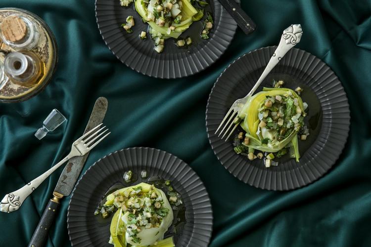 Forrettens porrer i lun marvvinaigrette anrettes i fine reder, da der kommer gæster til middag. Chris Tonnesen