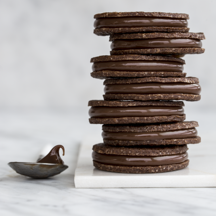 Mellem de knasende kakaokiks gemmer sig en fantastisk fløjlsblød hasselnøddeganache tilsat delikate strejf af salt. Hvem vælter tårnet? Maja Ambeck Vase