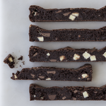 Denne brownie er rig på chokolade, fattig på mel og fyldt med lykkeligt store chokoladestykker og fine strejf af salt. Foto: Maja Ambeck Vase