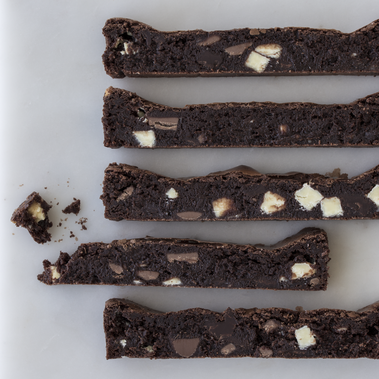 Denne brownie er rig på chokolade, fattig på mel og fyldt med lykkeligt store chokoladestykker og fine strejf af salt. Foto: Maja Ambeck Vase