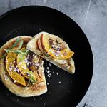 Græskarpandebrødet er et lækkert alternativ til kartofler og ris til aftensmaden og fungerer også fint med efterårets supper. 