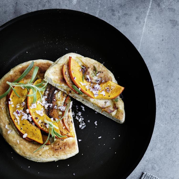 Græskarpandebrødet er et lækkert alternativ til kartofler og ris til aftensmaden og fungerer også fint med efterårets supper. 