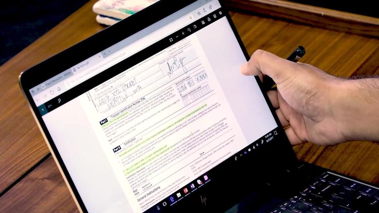 I den nye version af webbrowseren Edge, der kommer med Fall Creators Update til Windows, kan man markere tekst i pdf-dokumenter og skrive dem under. 