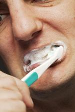 Det er en god ide at brug fluortandpasta, når bisserne skal rengøres. Cirka en centimeter er passende.  Arkivfoto Rune Pedersen