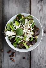 Sprød salat med selleri og en sennepskrydret dressing er et rigtig godt match til and. Foto: Line Thit Klein