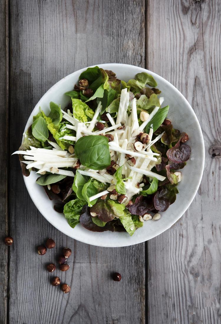 Sprød salat med selleri og en sennepskrydret dressing er et rigtig godt match til and. Foto: Line Thit Klein