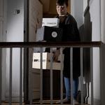 »Jeg kan ikke komme i tanke om noget, jeg ikke har lyst til at købe i abonnement«, siger Anne Malberg, som nyder at få sine varer bragt til døren på fjerde sal. (arkiv) Foto: Peter Hove Olesen