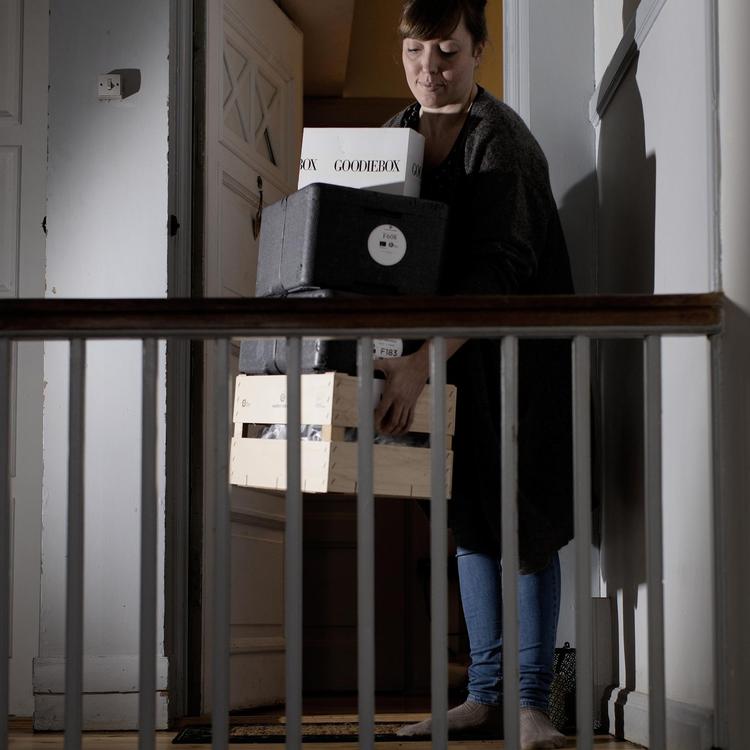 »Jeg kan ikke komme i tanke om noget, jeg ikke har lyst til at købe i abonnement«, siger Anne Malberg, som nyder at få sine varer bragt til døren på fjerde sal. (arkiv) Foto: Peter Hove Olesen