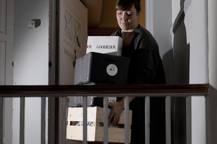 Anne Malberg på 33 år får leveret vegetarkasse fra Aarstiderne og skønhedsprodukter fra Goodiebox til døren på fjerde sal på Østerbro. Foto: Peter Hove Olesen