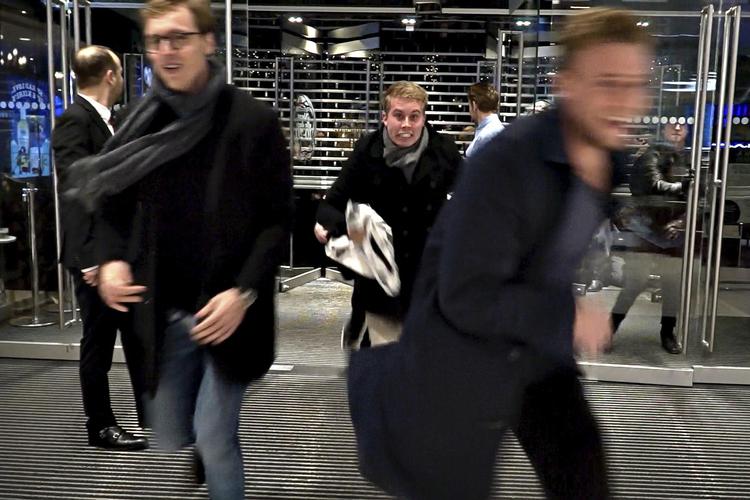 Nogle opfatter black friday som en vej til meningsløst overforbrug. Andre mener, at dagen giver flere mulighed for at få mere for pengene trods et stramt budget. 