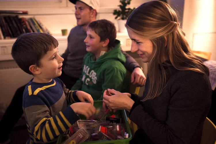 Johannes Larsen, 6 år, hygger sig med sin tvillingesøsters buddy Victoria Nissen. I baggrunden spiller storebor Valdemar, 10 år, Xbox med sin buddy Thomas Buch Olesen.
De har mistet deres far. Han døde af tarmkræft i februar i år. 