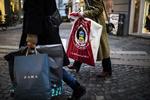 Danskerne skal tænke sig grundigt om, inden de låner til julegaverne, lyder opfordringen fra økonomiske rådgivere. 
