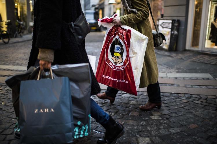 Danskerne skal tænke sig grundigt om, inden de låner til julegaverne, lyder opfordringen fra økonomiske rådgivere. 