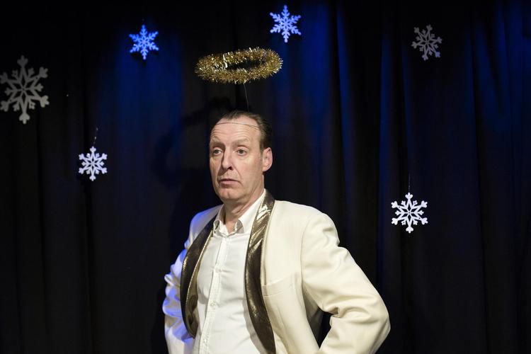 Skuespiller og instruktør Jacob Morild mener, at livet er for kort til at være irriteret over julekataloger, der kommer for tidligt, og finder inspiration til sin satire, når han impulskøber gaver 23. decemberomgivet af stressramte mennesker. 