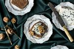 Pain d’epices betyder ’brød med krydderier’ og er i familie med danske kager som sirupskage, krydderkage og honningkage. De krydrede sager, der måske er det eneste franske stykke bagværk, der indeholder rugmel, passer godt til vin chaud. 