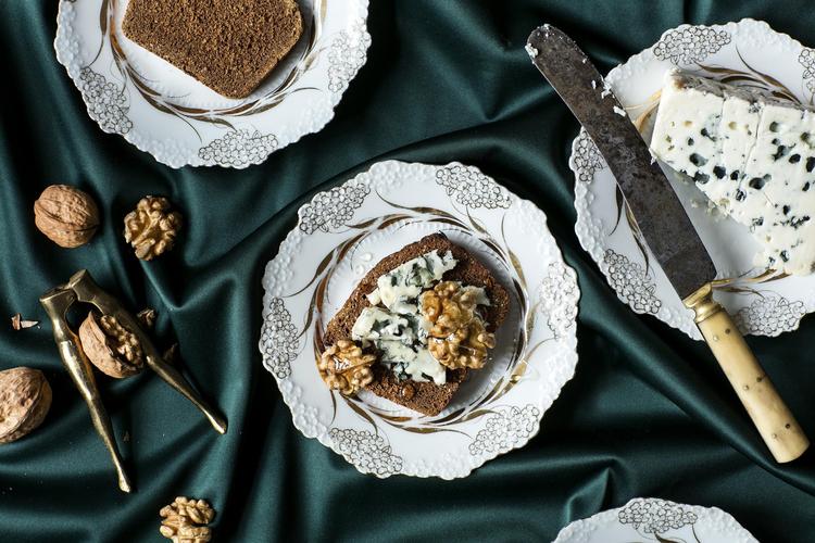 Pain d’epices betyder ’brød med krydderier’ og er i familie med danske kager som sirupskage, krydderkage og honningkage. De krydrede sager, der måske er det eneste franske stykke bagværk, der indeholder rugmel, passer godt til vin chaud. 