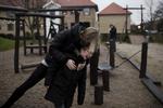 Jannie Dahl med sønnen Silas, der bliver krudtet af på legepladsen mellem de lave etageejendomme i Kastrup, hvor de bor. 