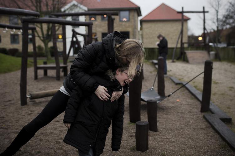 Jannie Dahl med sønnen Silas, der bliver krudtet af på legepladsen mellem de lave etageejendomme i Kastrup, hvor de bor. 