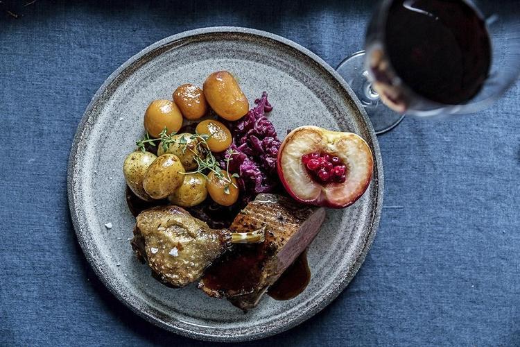 Sådan præsenterer Meyers færdiglavede julemad sig, men ifølge madekspert Helle Brønnum Carlsen er det en falliterklæring at få maden udefra, medmindre man er alene eller ikke har kræfterne  til selv at gå i køkkenet. 