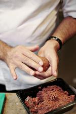 Regeringen vil lancere en ny mærkningsordning, så forbrugere kan se, hvor meget deres indkøb belaster klimaet. Oksekød er en af de store klimasyndere, mens alternativet plantebaseret fars, som ses her på billedet, er en af kølediskens klimadukse. Miriam Dalsgaard