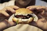 Det kødfri hakkekød viser sig at fungere godt i en burger, der i forvejen er pakket med en masse kraftige smage. 