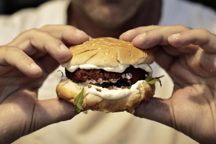 Det kødfri hakkekød viser sig at fungere godt i en burger, der i forvejen er pakket med en masse kraftige smage. 
