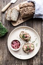 Det er svært at smage forskel på denne ’tunsalat’, som er lavet på bl.a. kikærter, bladselleri og syltede agurker, og så en rigtig tunsalat lavet på fisk. Foto: Ditte Ingemann