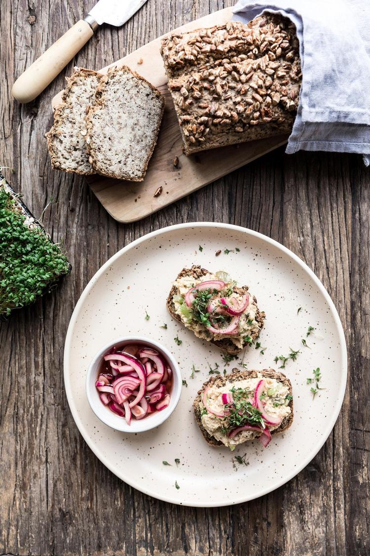 Det er svært at smage forskel på denne ’tunsalat’, som er lavet på bl.a. kikærter, bladselleri og syltede agurker, og så en rigtig tunsalat lavet på fisk. Foto: Ditte Ingemann