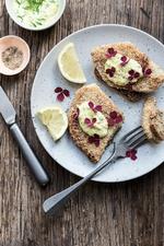 For at glæde sin søster, som er vegetar, har Ditte Ingemann paneret og stegt en selleri som en fiskefilet – og selv lavet remouladen. 
